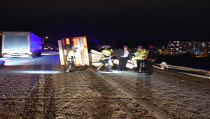 Kırıkkale'de devrilen tırın sürücüsü yaralandı