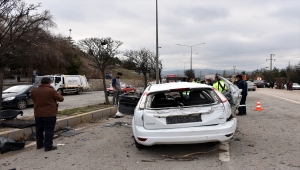 Kırıkkale'de iki otomobil çarpıştı: 1'i polis 2 yaralı