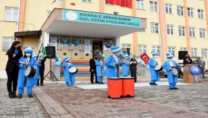 Kırıkkale'de otizmli öğrencilerin oluşturduğu mehter takımı gösteri sundu