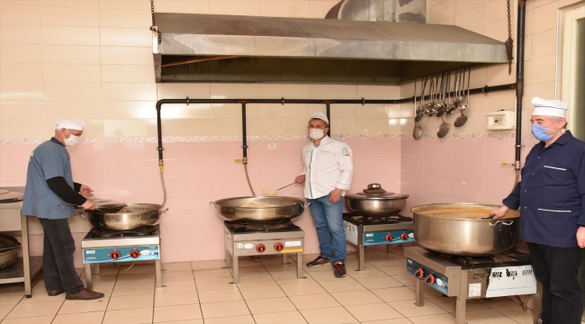 Kızılcahamam Belediyesi günde 150 aileye iftar yemeği ulaştırıyor 