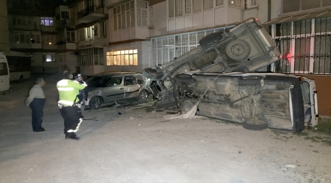 Konya'da alkollü sürücünün kullandığı pikap önce 2 araca, ardından apartmana çarptı