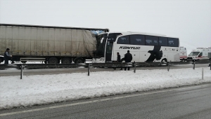 Konya'da yolcu otobüsü tıra çarptı: 6 yaralı