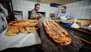 Konyalı pide ustaları iftar sofralarını lezzetlendiriyor