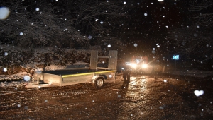 Köpeklerini besleyen iki genç dönüş yolunda mahsur kaldıkları yerden kurtarıldı