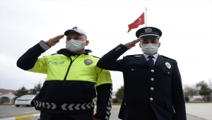 Mesleğe yeni başlayan komiser yardımcısı, polis babası ile aynı şehirde görev yapmanın gururunu yaşıyor