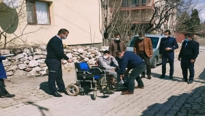 Nallıhan Belediyesi engelli gence akülü araç hediye etti