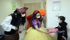 Sağlık çalışanları, masal kahramanı ve palyaço kostümleriyle tedavi gören çocuklara bayram sürprizi yaptı