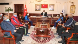 Şampiyon sporcular Yozgat Belediye Başkanı Celal Köse'yi ziyaret etti