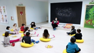 Şeyda öğretmen anaokullarını gezerek çocuklara hikayeler anlatıyor