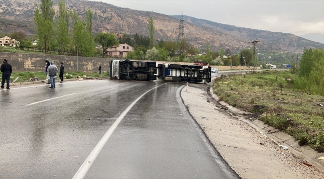 Sivas'ta devrilen tır, kara yolunu ulaşıma kapattı