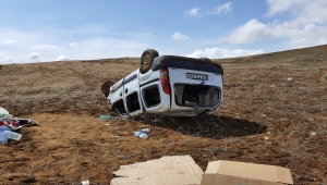 Sivas'ta hafif ticari araç devrildi: 1 ölü, 1 yaralı