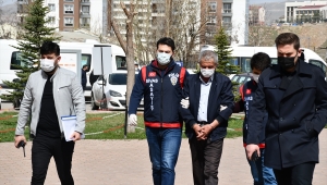 Sivas'ta iftar öncesi çıkan tartışmada karısını bıçaklayarak öldüren zanlı adliyede