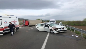 Sivas'ta kamyon ile otomobil çarpıştı: 6 yaralı