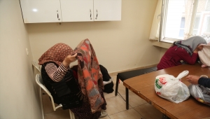 Sivas'ta kendilerini acındırarak vatandaşları dolandıran 4 kişi güvenlik kamerasınca görüntülendi 