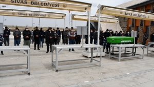 Sivas'ta kocası tarafından bıçaklanarak öldürülen kadının cenazesi defnedildi