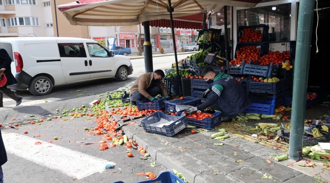 Sivas'ta pazarcılarla manav çalışanları kavga etti iş yerinde hasar oluştu
