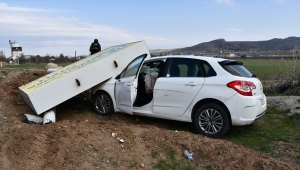 Sivas'ta reklam tabelası üzerine devrilen otomobildeki iki kişi yaralandı