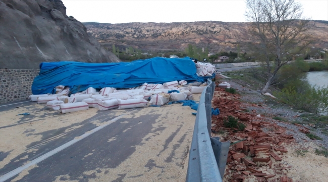 Sivas'ta saman yüklü kamyon devrildi: 2 yaralı