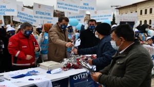 Sivas'ta tarihi kongre binası önünde "2 Nisan Dünya Otizm Farkındalık Günü" standı açıldı