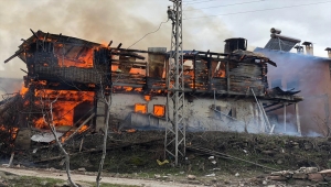 Sivas'ta yanan ahşap ev kullanılamaz hale geldi