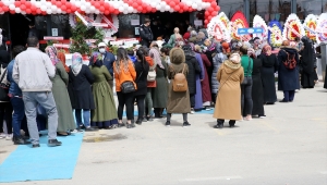 Sivas Valiliği, açılışında sosyal mesafe kuralı ihlal edilen marketin faaliyetini durdurdu
