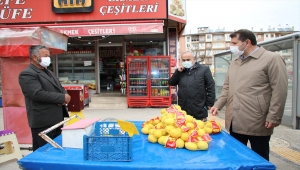 Sivas Valisi Ayhan, kısıtlamayı ihlal eden satıcıyı, limonlarını satın alıp evine gönderdi