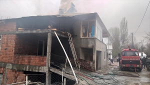 Suşehri'nde çatısı yanan evde hasar oluştu