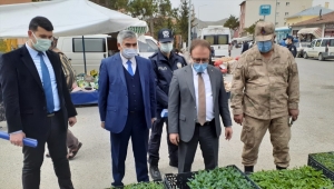 Ulaş Kaymakamı Nayman ve Belediye Başkanı İlbey, semt pazarında Kovid-19 tedbirlerini denetledi