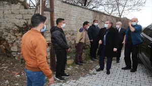 Yozgat Valisi Polat, okul duvarında katlanan Türk bayrağını düzelten öğrencilere bayrak hediye etti