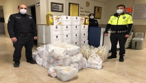 Zara'da polisler ihtiyaç sahiplerine yardım paketi dağıttı 