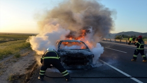 Aksaray'da seyir halindeki otomobil yandı
