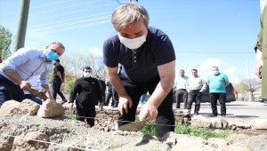 Aksaray Valisi Aydoğdu, 1 Mayıs Emek ve Dayanışma Günü'nde duvar işçilerine yardım etti