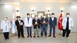 Ankara'da özel bir hastane yönetiminden doğaseverlere plaket