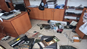 Başkentte askeri malzeme satan ve Kovid-19 tedbirleri nedeniyle kapalı olan 2 dükkana zorla girildi