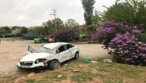 Beyşehir'de otomobil devrildi: 2 yaralı