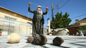 Bitkilerle boyadığı ipleri geleneksel tezgahta kilime dönüştürüyor