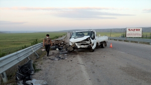 Çankırı'da kamyonetle otomobilin çarpıştığı kazada 5 kişi yaralandı