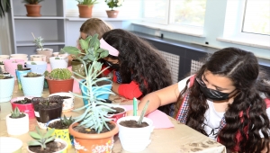 Çubuk'ta bir fen bilgisi öğretmeni, 9 ildeki öğrencilere çevrim içi çiçek yetiştiriciliği kursu veriyor