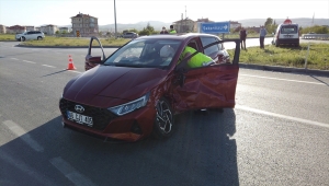 Çubuk'ta iki otomobil çarpıştı: 1 yaralı