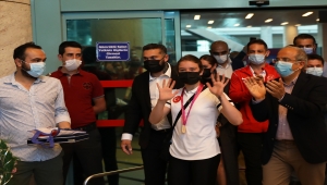 Dünya şampiyonu milli cimnastikçi Ayşe Begüm Onbaşı yurda döndü