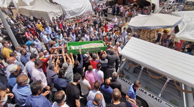 DÜZELTME - "Kayseri'de öldürülen Rabia öğretmenin cenazesi toprağa verildi" başlıklı haberimizde öğretmenin ismi sehven "Rabia" olarak yazılmıştır. Öğretmenin adını "Arife" olarak düzelterek haberimizi yeniden yayımlıyoruz. Saygılarımızla. AA