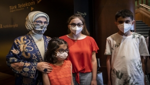 Emine Erdoğan, görme engellilere yönelik "Tablolar Konuşuyor Dijital Resim Sergisi"nin açılışını yaptı