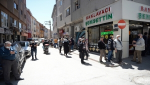 Eskişehir'de baklava almak isteyenler, tatlıcının önünde metrelerce kuyruk oluşturdu