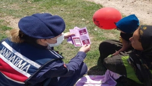 Eskişehir'de jandarma mevsimlik tarım işçisi kadınları aile içi şiddete karşı bilgilendirdi