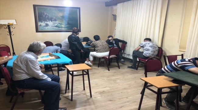 Eskişehir'de ruhsatsız iş yerinde kumar oynayan 17 kişiye para cezası uygulandı