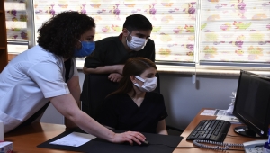 Evlat sahibi kadın doktorlardan hasta çocuklara "anne şefkati"