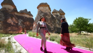 Kapadokya'da peribacaları arasında sonbahar kış sezonu defilesi düzenlendi