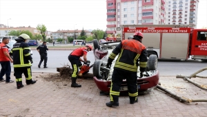 Kayseri'de ağaca çarptıktan sonra devrilen otomobilin sürücüsü yaralandı