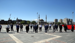 Kayseri'de Gençlik Haftası'nda Atatürk Anıtı'na çelenk sunuldu