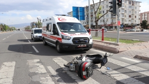 Kayseri'de motosikletle ambulansın karıştığı kazada bir sağlık personeli yaralandı